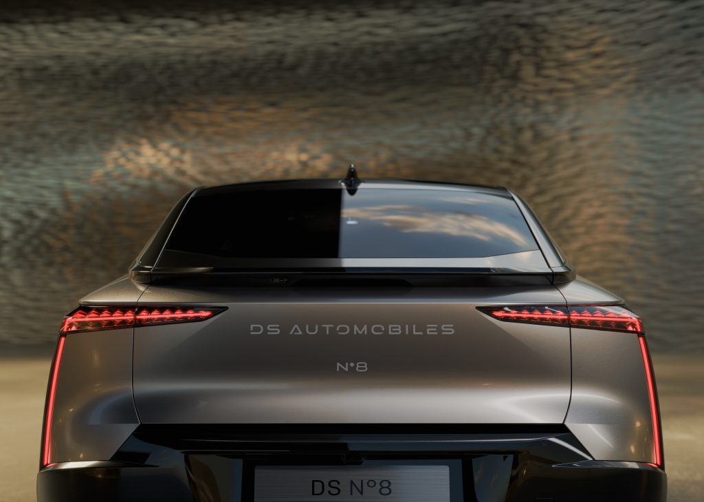 DS N°82024 12 NEW DS REAR LIGHT SIGNATURE